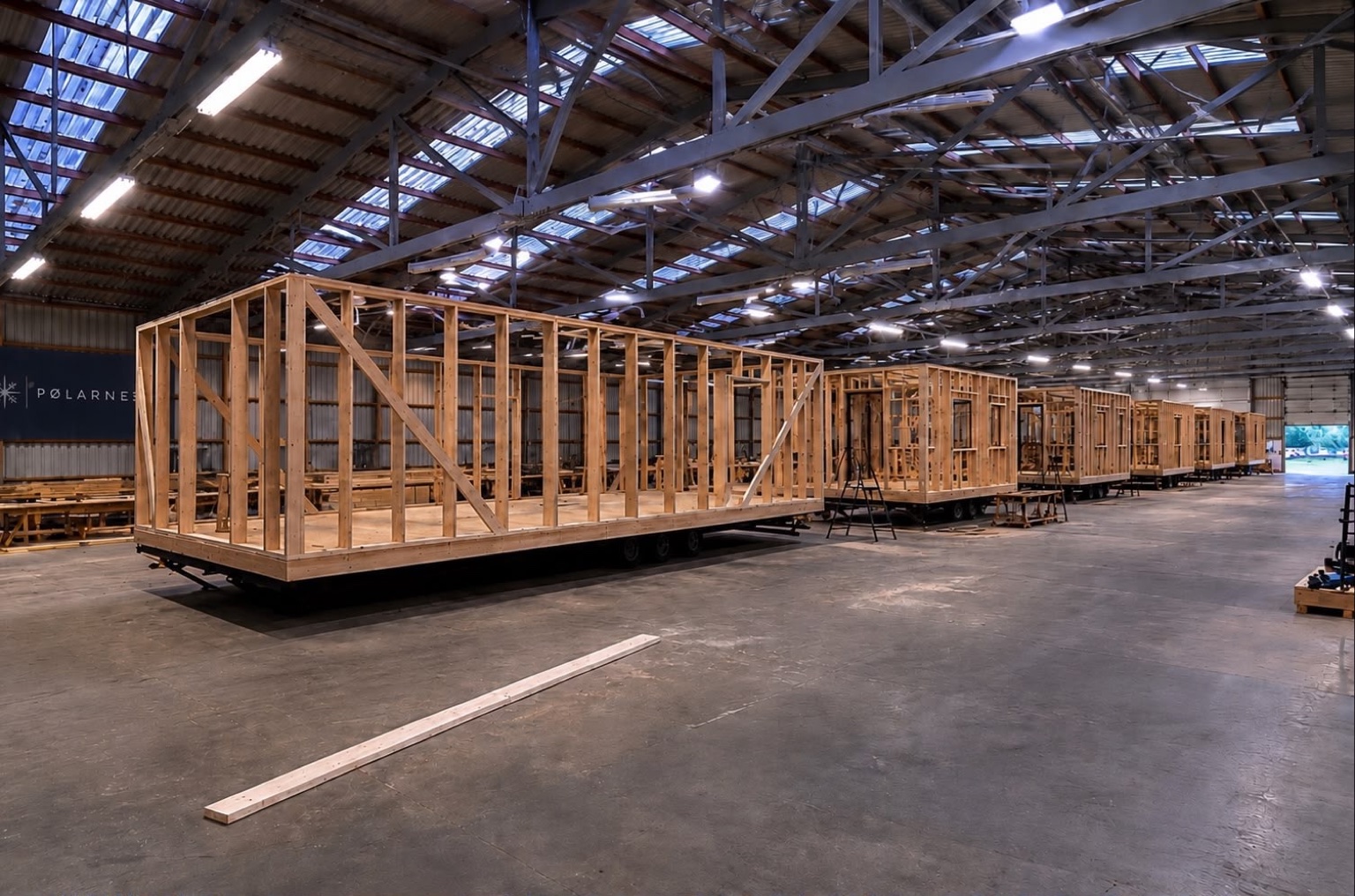 Pølarnest Produktionshalle mit mehreren Häusern im Holzrohbau